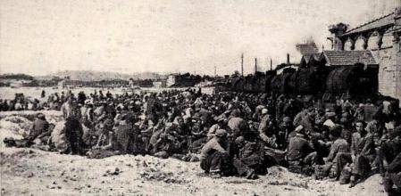 Prisioneros republicanos junto a la estación de Murcia.