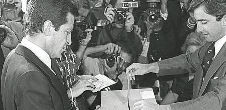 ELECCIONES GENERALES 1977: Madrid, 15-6-1977.- El presidente del gobierno, Adolfo Suárez, acudió a primera hora de esta mañana a depositar su voto en el colegio electoral Andres Manjon, de la calle Francos Rodriguez. Los españoles acuden masivamente a depositar sus votos, por primera vez en 40 años, para elegir a los representantes en las nuevas Cortes Constituyentes. EFE/aa