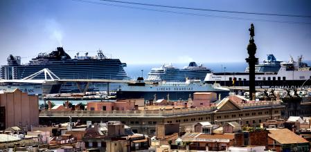 TERMINAL DE CRUCEROS EN EL PUERTO DE BARCELONA CON VIVENDAS Y LA ESTATUA DE COLON EN PRIMER TERMINO