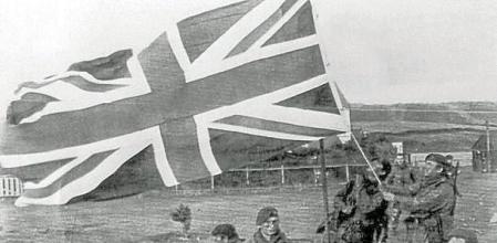 GUERRA DE LAS MALVINAS: Port Howard/Islas Malvinas.-16/06/1982. Fotografia enviada por al Ministerio de Defensa británico, que muestra a soldados de la Marina Real, izando la bandera de la Unión Jack en Puerto Howard en el oeste de las ïslas Malvinas.Por primera vez en dos meses la bandera inglesa ondea en esta parte de la íslas. EFE