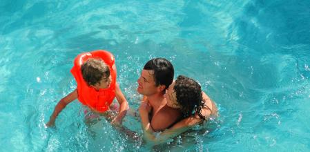 El chaleco se considera la mejor opción para mantener a los niños a flote