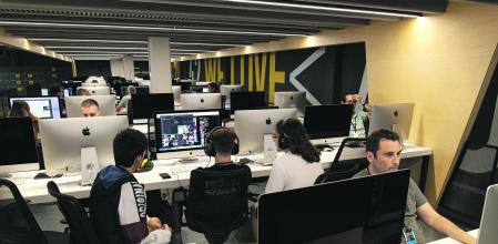 EL CAMPUS 42 BARCELONA TIENE 190 ALUMNOS Y CUENTA CON DOS AULAS CON 90 ORDENADORES CADA UNA. ESTÁ ABIERTO A DIARIO LAS 24 HORAS