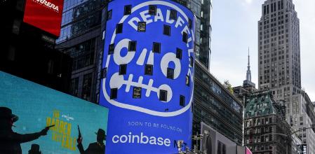 Un anuncio publicitario de Coinbase en Nueva York
