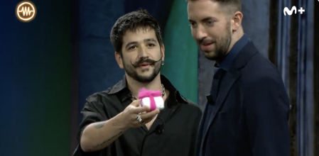 El escatológico regalo de Camilo a Broncano en 'La Resistencia' “Es un regalo de mierda de verdad”