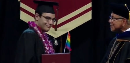 Los estudiantes le dieron varias banderas LGTBI a su rector