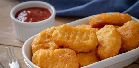 Nuggets de pollo servidos en una bandeja