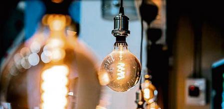 foto XAVIER CERVERA 07/09/2021 imagenes de luces lamparas bombillas filamentos incandescentes ...para representar la subida del megawatio hora ,la subida de la factura de la luz y d la electricidad (filamentos de rocodromo en gava) de la q estan muy quejosos los ciudadanos del estado espanyol (el gobierno quiere solucionarlo dialogando con las electricas companias...)