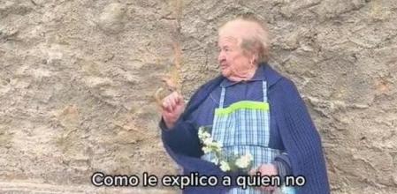 Lleva flores cada día a la tumba de su marido fallecido desde hace 18 años: “El amor eterno existe”