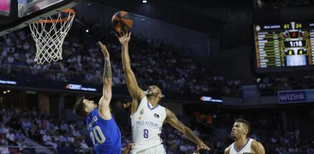 MADRID, 17/06/2022.- El escolta húngaro del Real Madrid Adam Hanga (2i) entra a canasta defendido por el argentino Nicolás Laprovittola, del Barça, durante el tercer encuentro de la final de la Liga Endesa que se disputa hoy viernes en el Wizink Center, en Madrid. EFE/ Juanjo Martín.