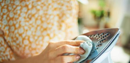 Mujer limpiando la plancha