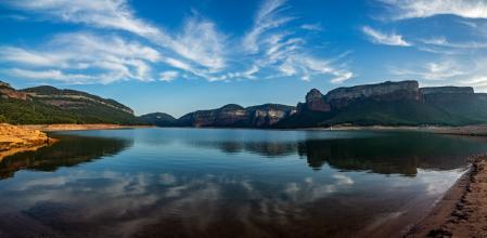 Reflejos en el pantano de Sau.