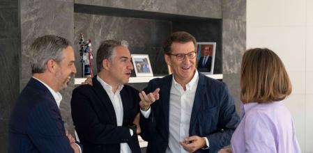 Los andaluces Elías Bendodo y Juan Bravo, conversan con Alberto Núñez Feijóo y Cuca Gamarra, antes del comité de dirección