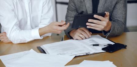 Abogados revisando documentos