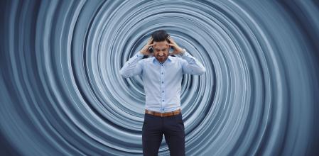 Hombre sufriendo una crisis de ansiedad