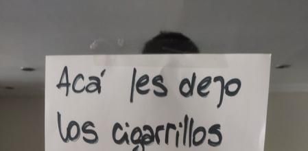 El cartel de un portal de vecinos que ha dado la vuelta al mundo por un reproche viral sobre las colillas