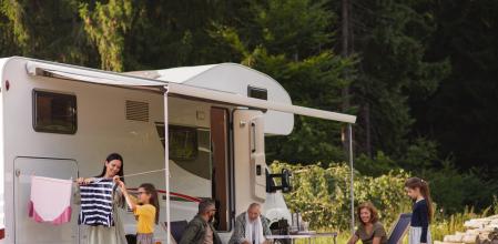 Una familia disfruta de sus vacaciones en autocaravana