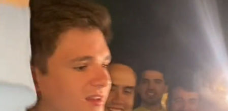 El joven torció el gestó al saber la noticia