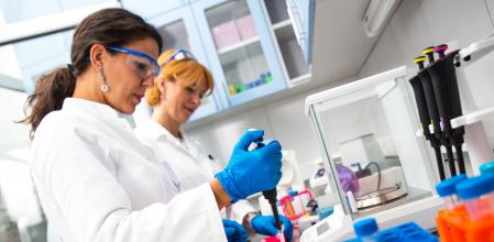 Científicas trabajando en un laboratorio.