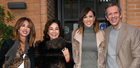 Ana Rosa Quintana junto a sus compañeros de 'El Programa de Ana Rosa', a finales del pasado 2021