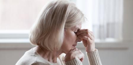 Mujer con signos de cansancio