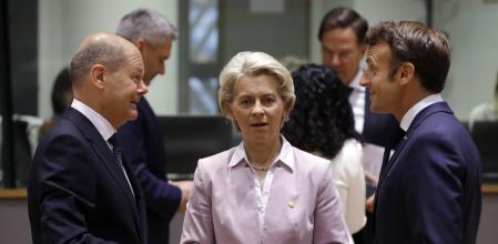 El canciller alemán, Olaf Scholz (i), la presidenta de la Comisión Europea, Ursula Von der Leyen, y el presidente galo, Emmanuel Macron, conversan durante su participación en la mesa redonda de la Cumbre Unión Europea-Balcanes Occidentales