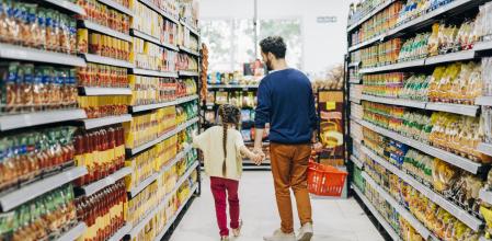 Padre e hija comprando