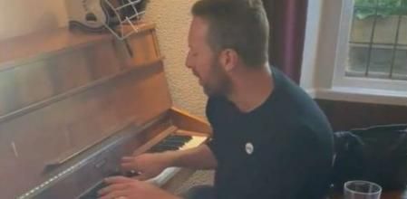 Se toparon con Chris Martin tomando cerveza en un bar familiar y les dedicó un clásico de Coldplay