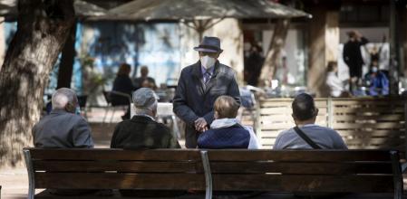 Gente mayor en una plaza