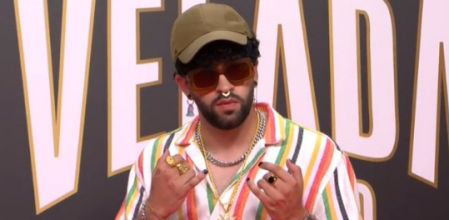 El Bad Bunny falso posando en la alfombra roja de la Velada