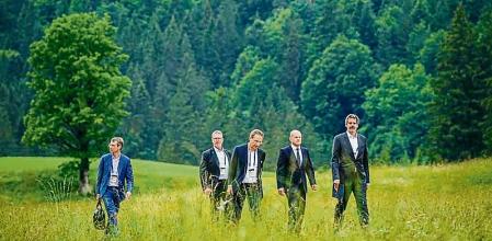 Kruen (Germany), 28/06/2022.- German Chancellor Olaf Scholz (2-R) arrives with his delegation for a press conference at Elmau Castle in Kruen, Germany, 28 June 2022. Germany is hosting the G7 summit at Elmau Castle near Garmisch-Partenkirchen from 26 to 28 June 2022. (Alemania) EFE/EPA/CLEMENS BILAN