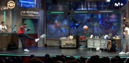 Broncano estalla un foco a balonazos tras un pase de Aitana Bonmatí en 'La Resistencia'