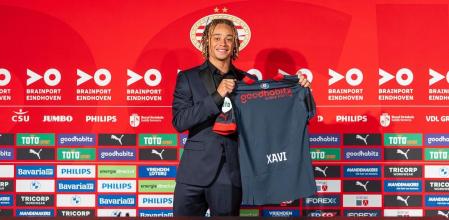 Xavi Simons posa con la camiseta del PSV durante su presentación