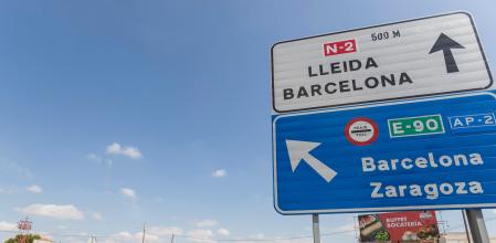 La autopista AP-2 forma parte del itinerario europeo, como indica la señal de color verde 