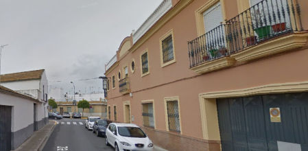 Imagen de la calle donde la Policía Nacional localizó en una vivienda ambos cuerpos.