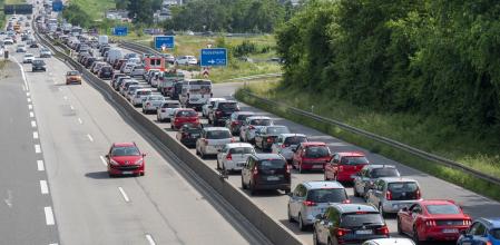 En los atascos, solo podremos activar las luces de emergencia cuando estemos totalmente parados, nunca antes.