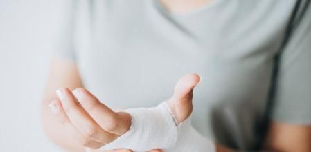 Mujer con mano herida