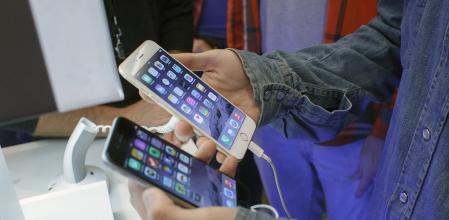 Móviles en un establecimiento de electrónica