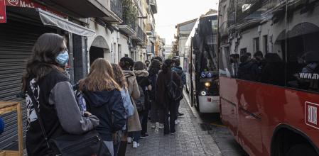 Usuarios del bus exprés de Mataró a Barcelona en la plaza de las Tereses&nbsp;&nbsp;