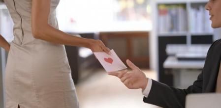 Una empresa ofrece un aumento de sueldo a los empleados que encuentren pareja en la oficina