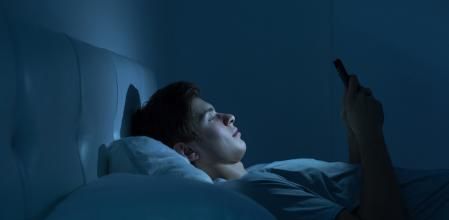 Quedarse dormido con algún dispositivo es bastante habitual