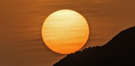 Amanecer con calima en Manlleu.