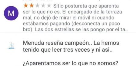La magistral respuesta de un camarero a una mala reseña que le acusa de 'postureta' y de mirar el móvil