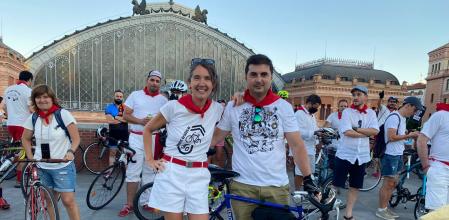 Así lucen los participantes de la original propuesta “BiciSanFermines”.