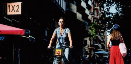 FOTO ALEX GARCIA BICICLETAS Y PATINETES ELECTRICOS COMPARTEN EL CARRIL DE GRAN VIA, ENTRE PL CERDA Y PL ESPANYA 2022/07/05