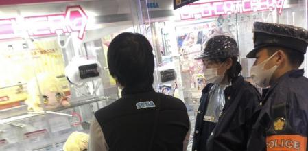 Llama a la policía después de perder 200 veces en una máquina de gancho para ver si está trucada