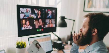 Responsable de recursos humanos revisando perfiles