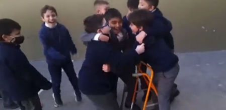 La emocionante reacción de unos niños cuando su amigo con problemas de movilidad marca un gol