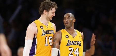 Pau Gasol y Kobe Bryant durante un partido contra los Dallas Mavericks en 2013
