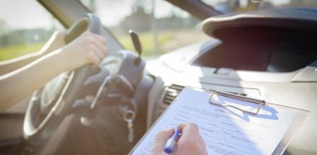 Mujer es arrestada por tomar los exámenes teóricos y prácticos de conducción más de 150 veces