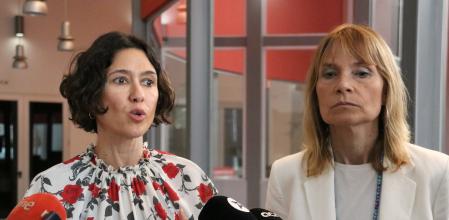 La secretaria de Políticas de Seguridad del PSC y alcaldesa de Santa Coloma de Gramenet, Núria Parlon, y la viceprimera secretaria de Organización y alcaldesa de Sant Boi de Llobregat, Lluïsa Moret